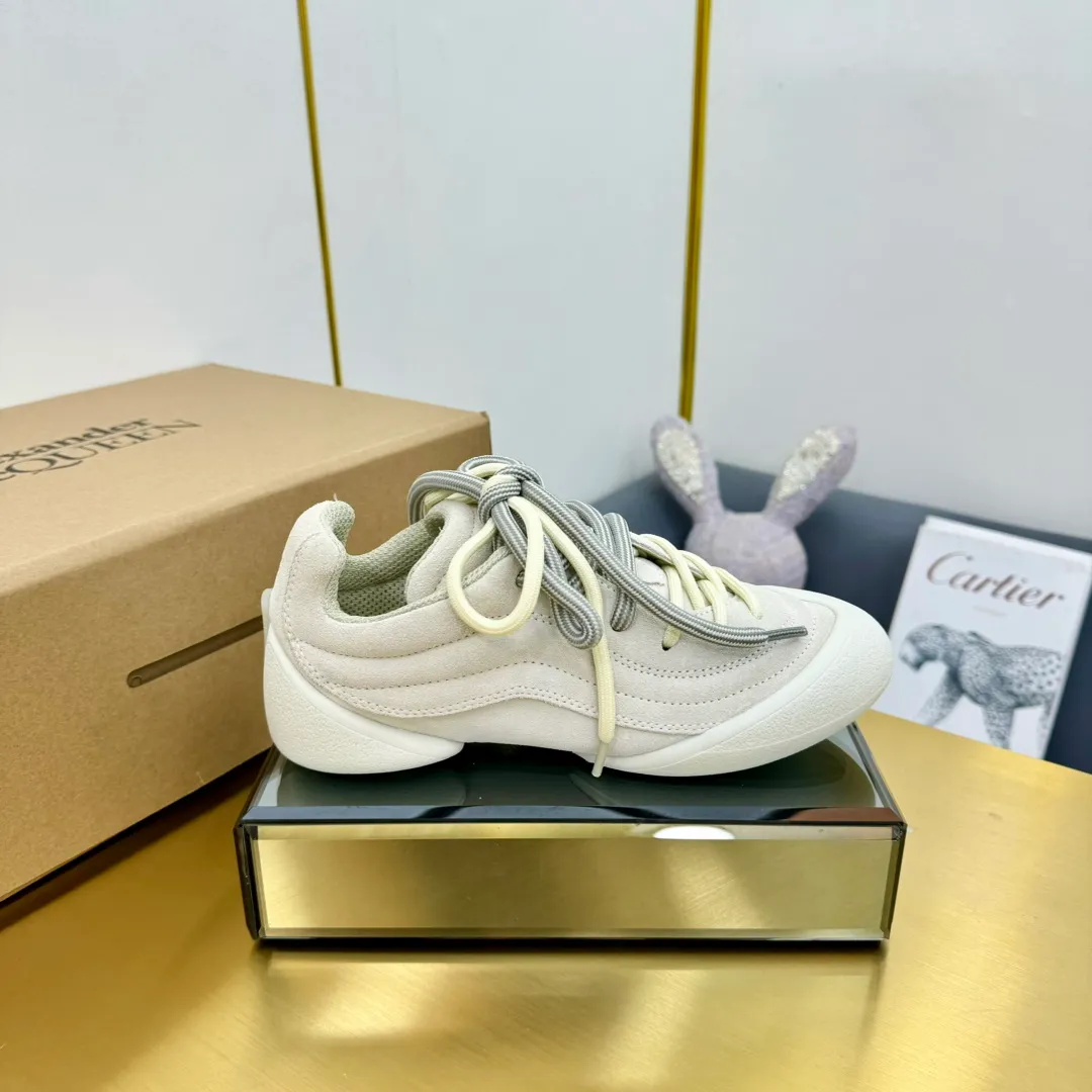 👟👟Ex-factory price 600👟👟 Men's size +10 The latest popular couple model ALEXANDER MCQUEEN/Alexander McQueen 24ss The latest autumn and winter Flexion series retro casual sneakers Original purchase development and production This Flexion Off white tone grain leather low-top sneakers use different sizes of laces and are matched with lightweight segmented soles inspired by anatomy. The reverse skull pattern is embossed on the heel. Fabric: Original customized imported first-layer cowhide. Lining: Customized imported breathable mesh lining. Sole: Original open-molded non-slip TPU material. Size: #women's model 35-40 #men's model 39-45 (custom-made for 45, non-refundable)